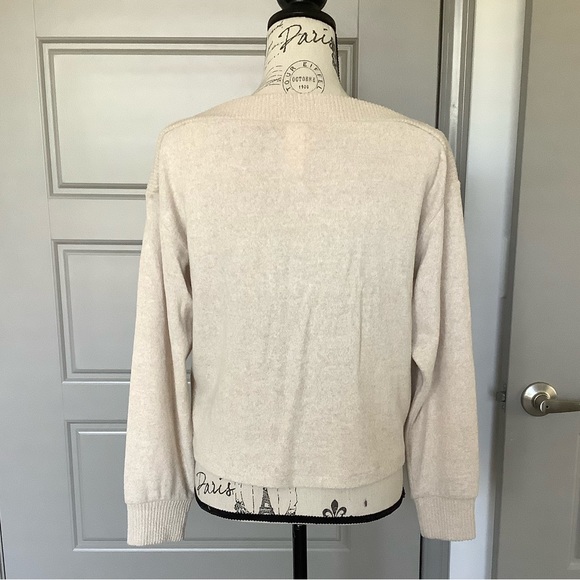 ⭐️ H&M Cropped Top ⭐️ - Picture 2 of 9